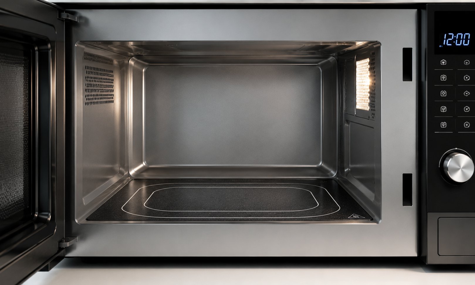Innenraum einer Mikrowelle ohne Drehteller mit glatter Bodenfläche und modernem Design